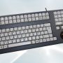 Clavier industriel 105 touches avec trackball 38mm en boîtier de table pour zones sensibles et environnements sévères